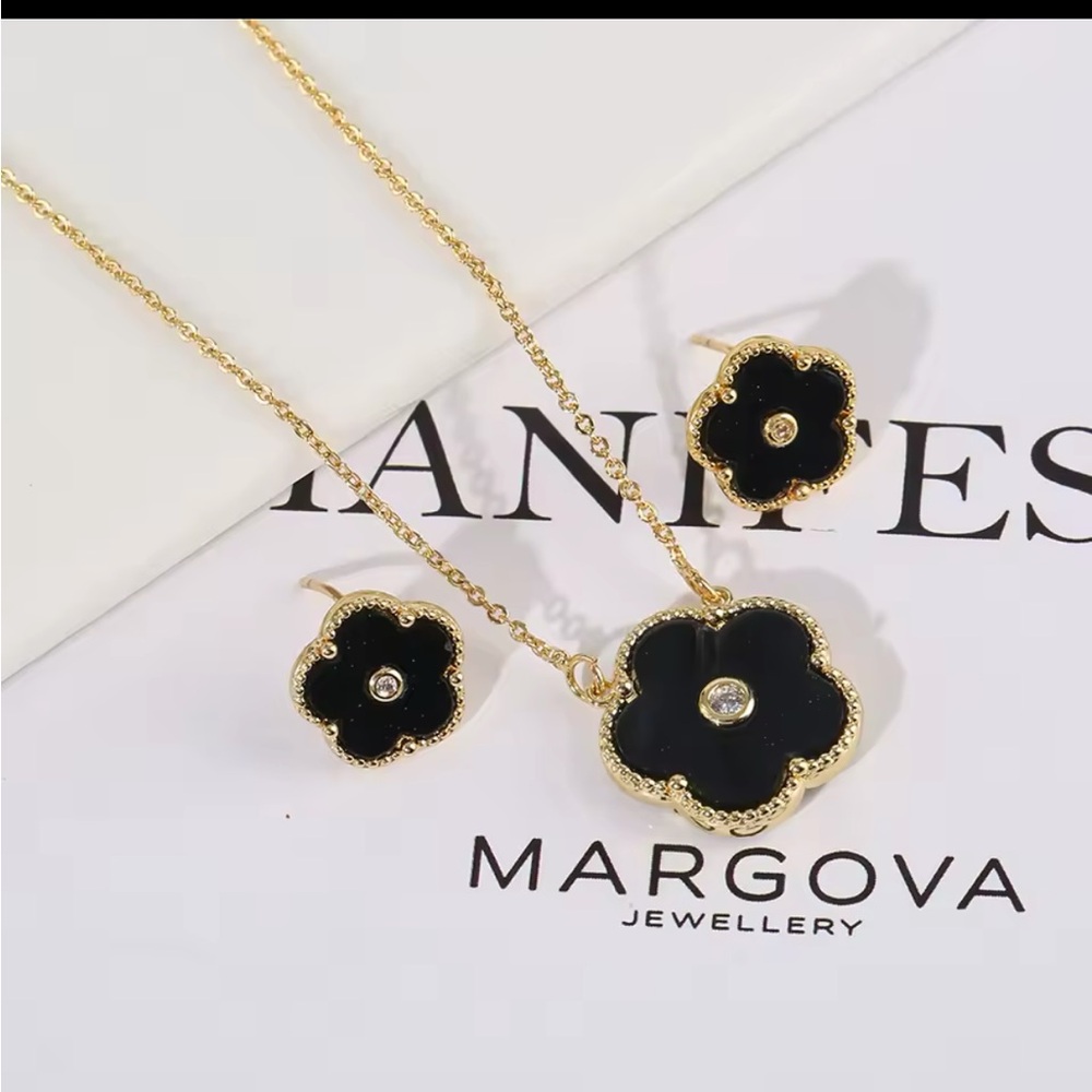 Black and Gold Flower Pendant Necklace